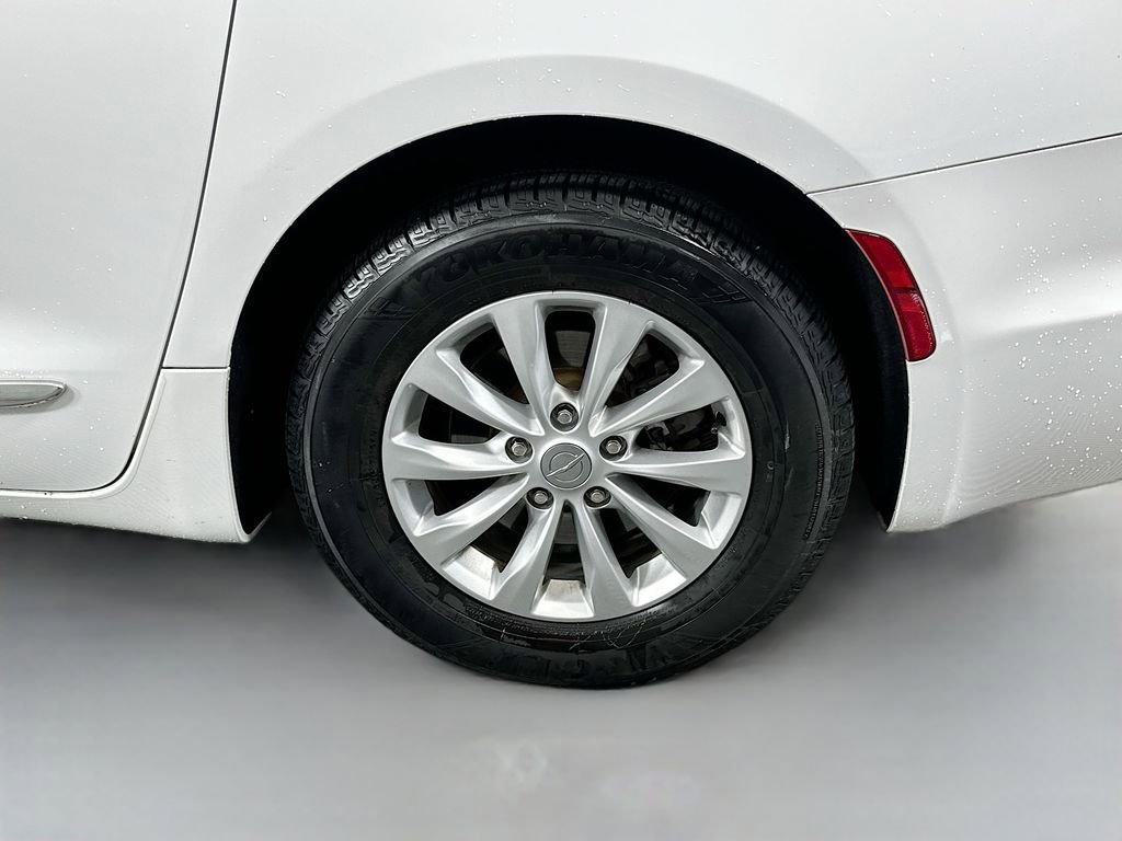 Used 2019 Chrysler Pacifica Touring-L image 32