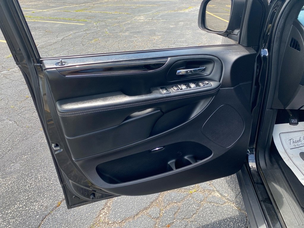 Used 2018 Dodge Grand Caravan SXT w/ Driver Convenience Group image 10