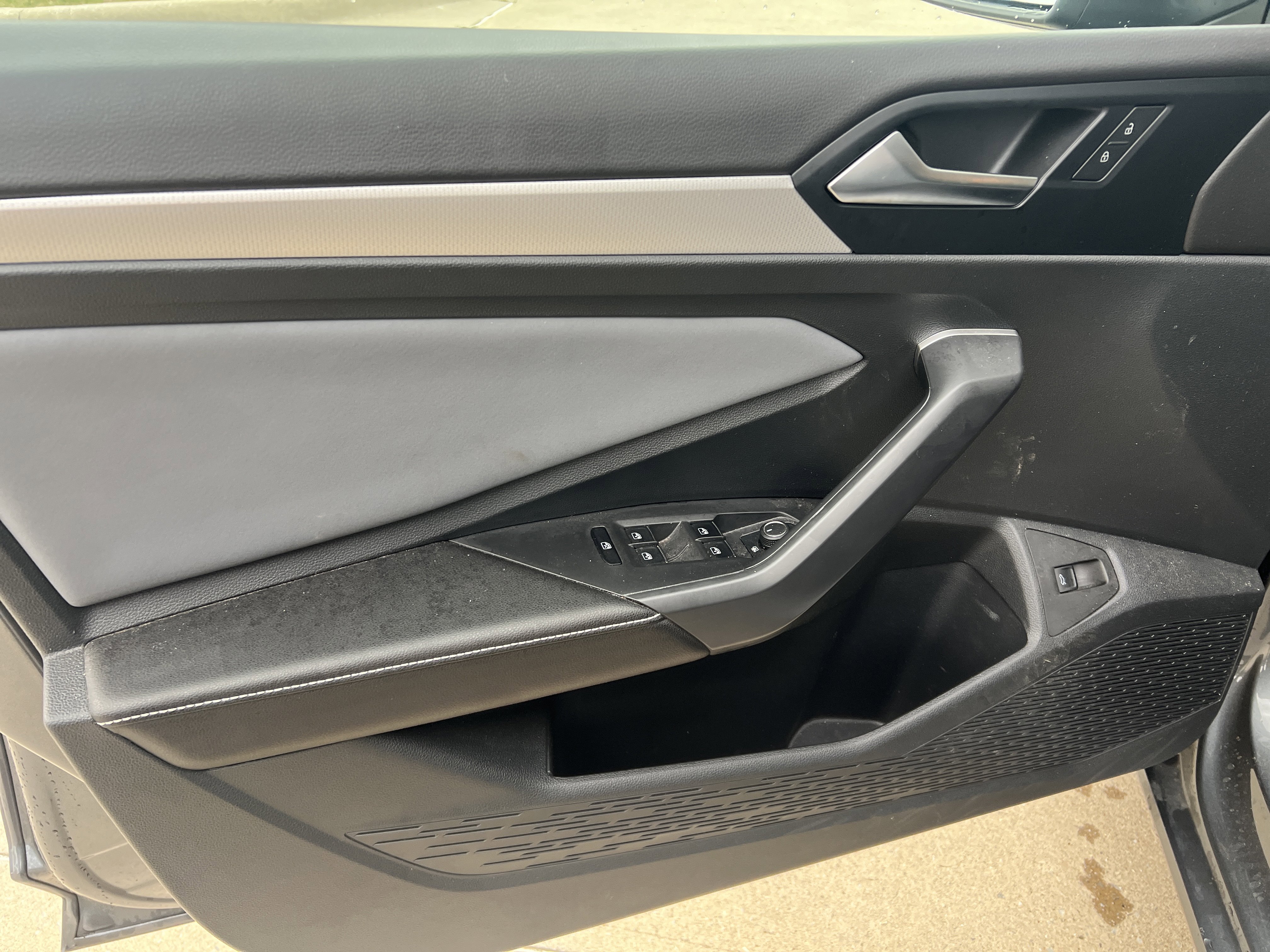 Used 2025 Volkswagen Jetta SE w/ Sunroof Package FWD image 13