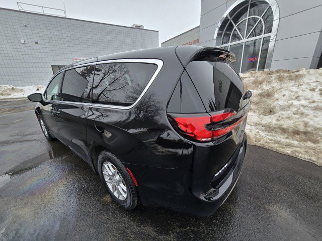 New 2026 Chrysler Pacifica Select image 4