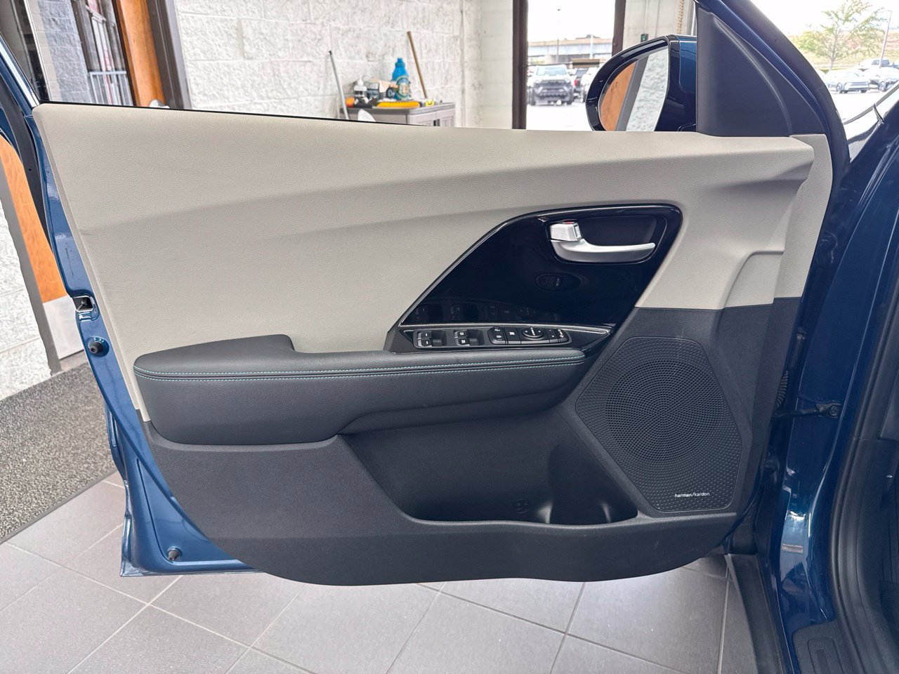 Used 2022 Kia Niro EX Premium FWD image 35