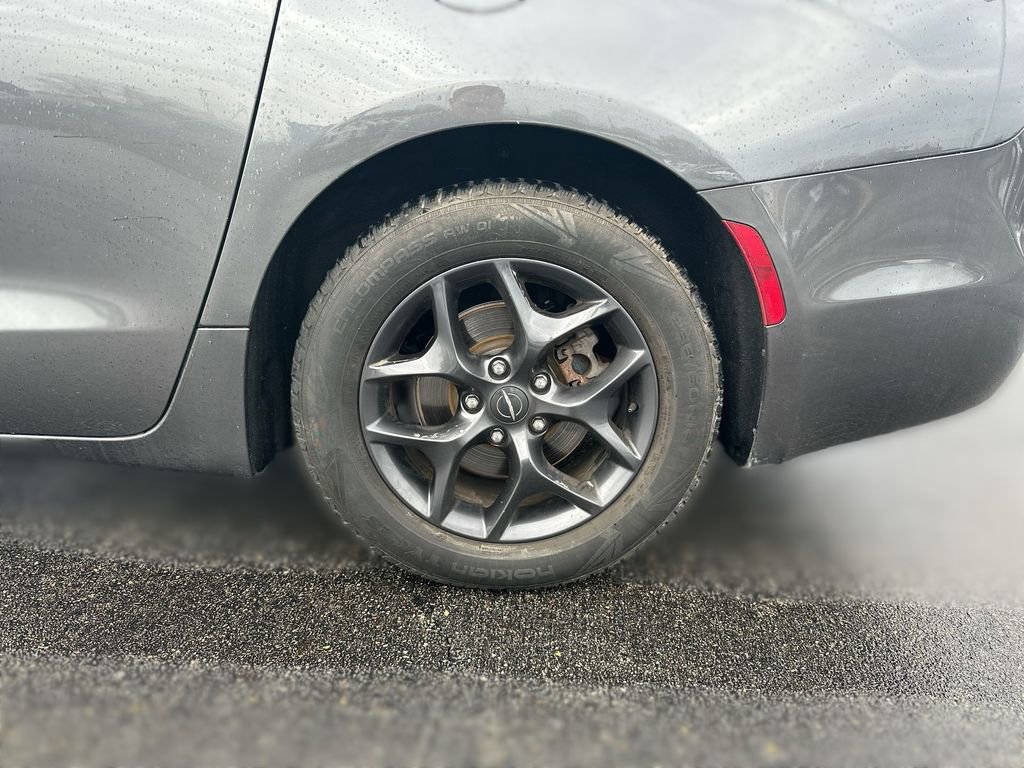 Used 2018 Chrysler Pacifica Touring-L Plus w/ S Appearance Package image 17