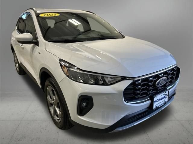 Used 2025 Ford Escape ST-Line Select AWD/4WD image 8