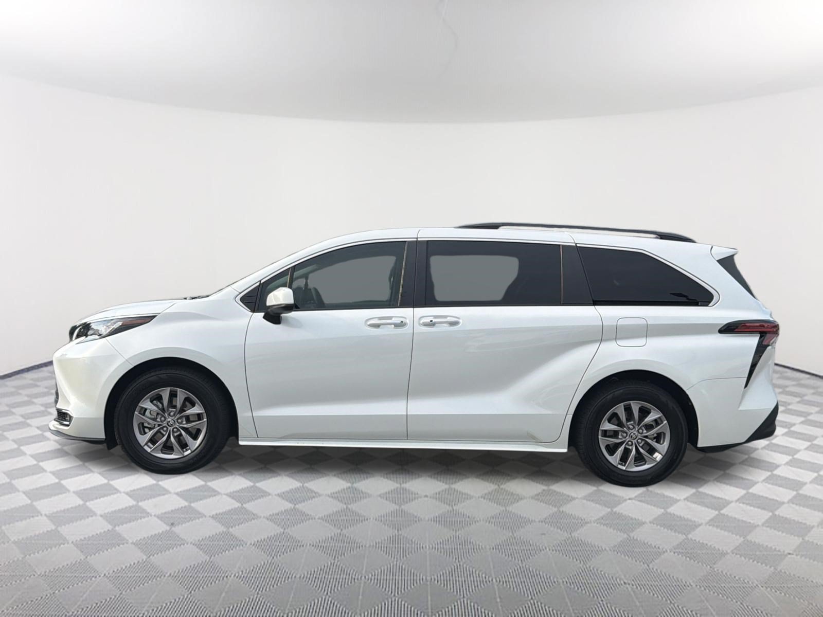 Used 2022 Toyota Sienna XLE FWD image 13