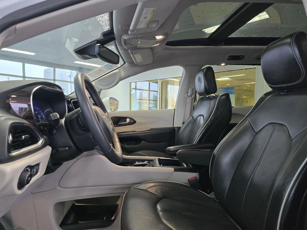 Used 2022 Chrysler Pacifica Limited image 23