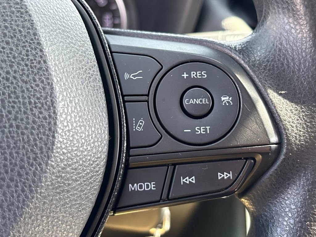 Used 2021 Toyota RAV4 LE AWD/4WD image 17