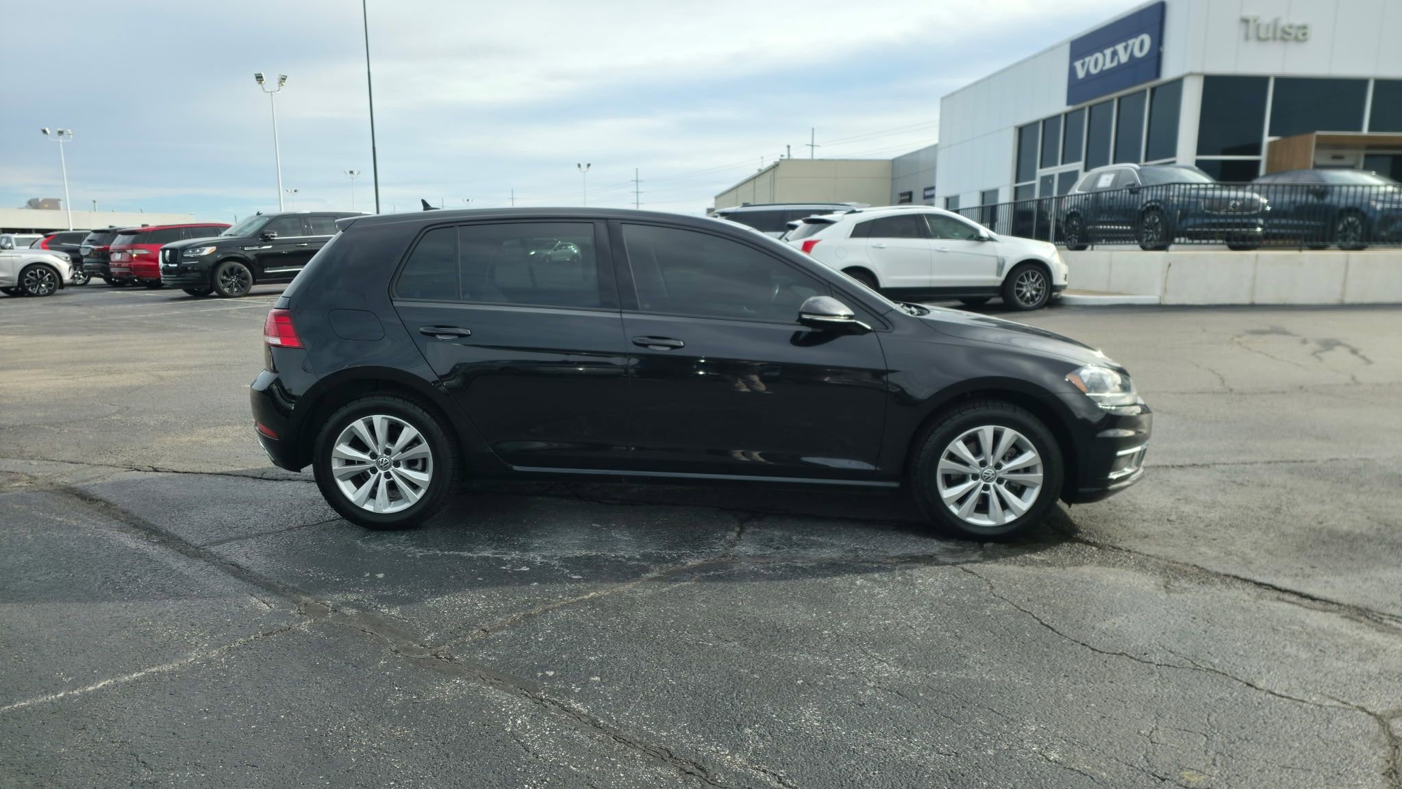 Used 2019 Volkswagen Golf SE image 4