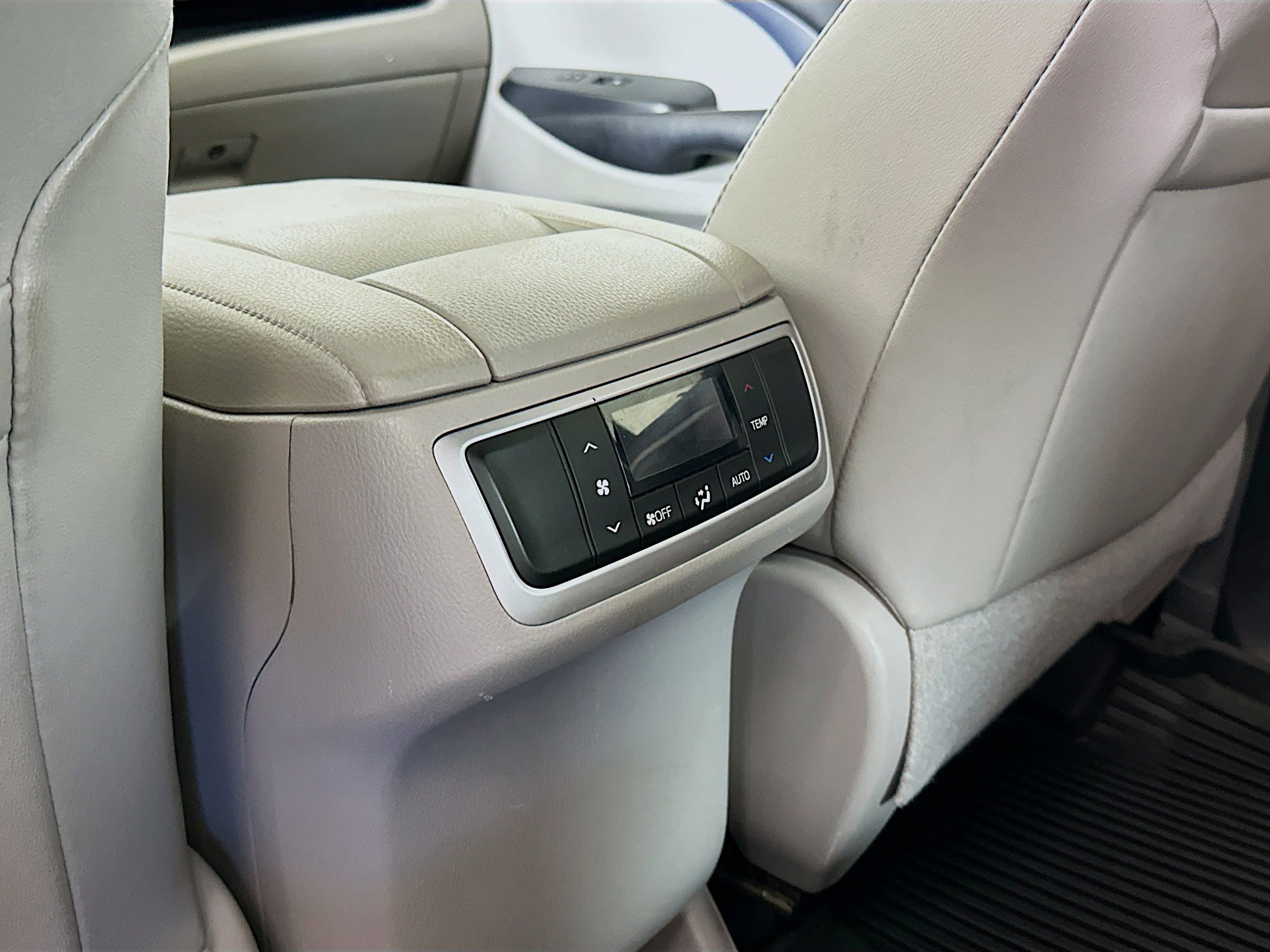 Used 2019 Toyota Highlander XLE FWD image 28