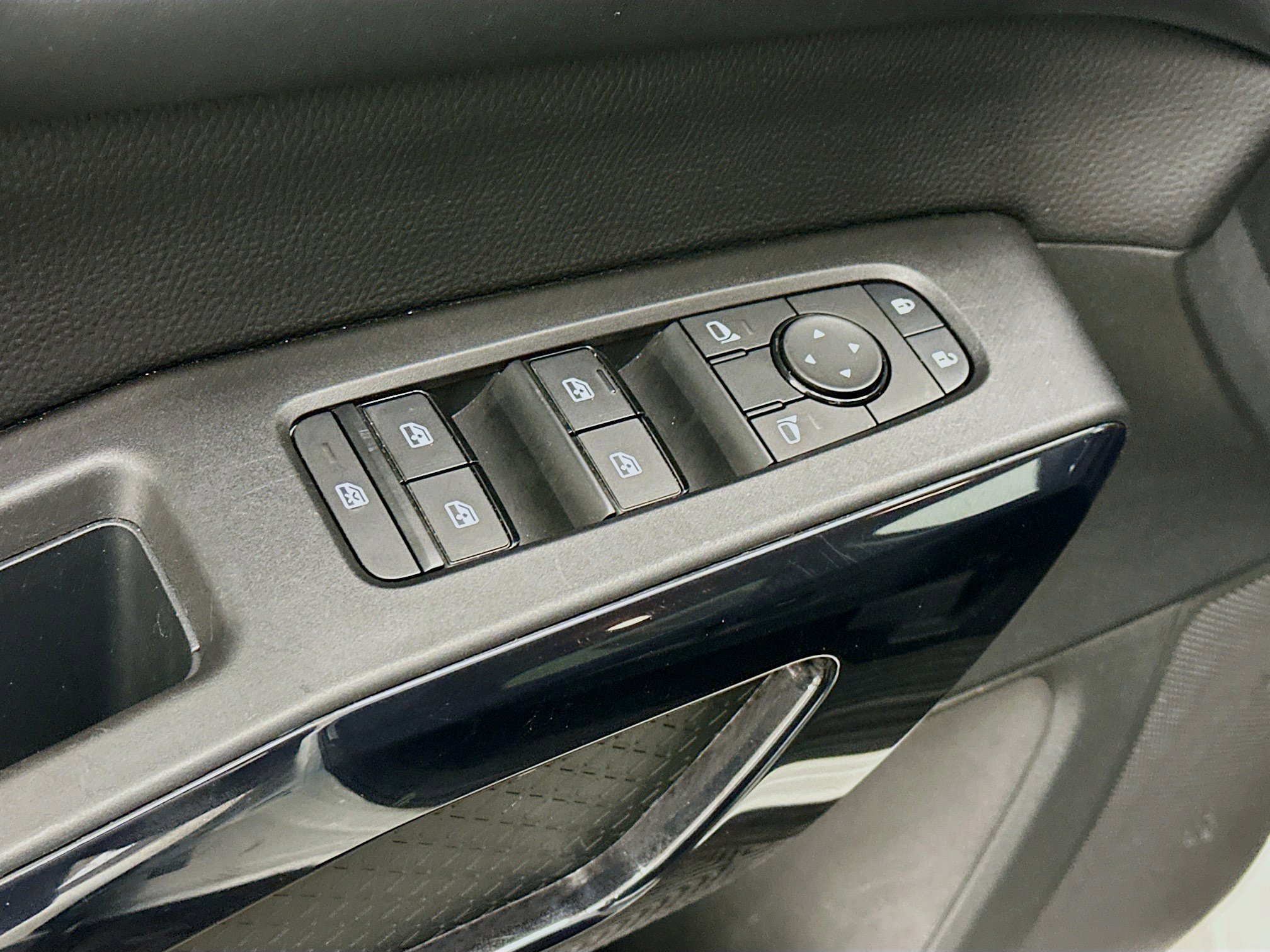 Used 2025 Nissan Pathfinder SV image 15