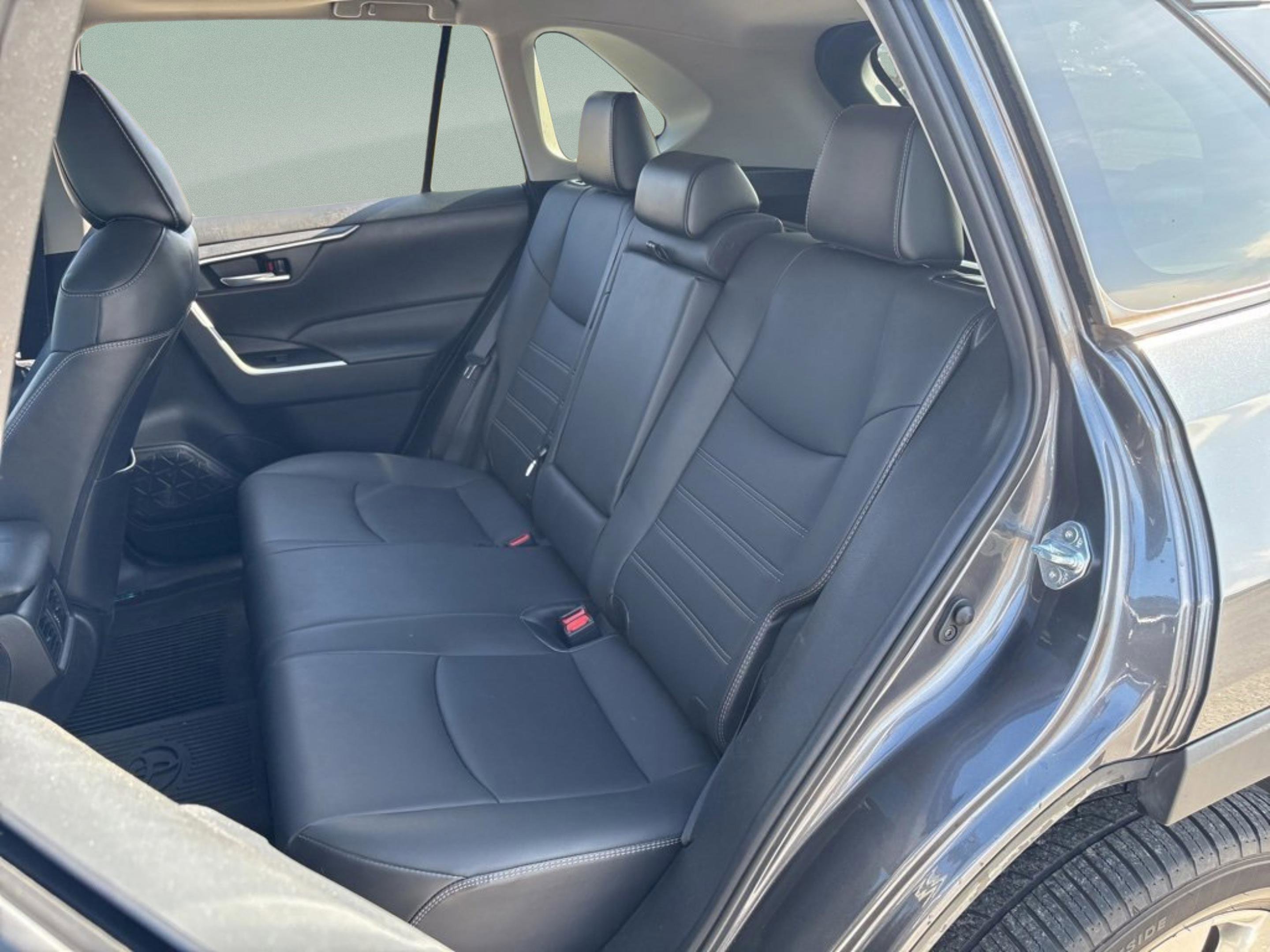 Used 2021 Toyota RAV4 XLE Premium image 34