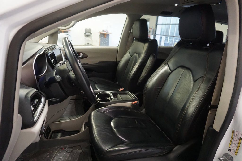 Used 2018 Chrysler Pacifica Touring-L w/ Tire & Wheel Group image 19