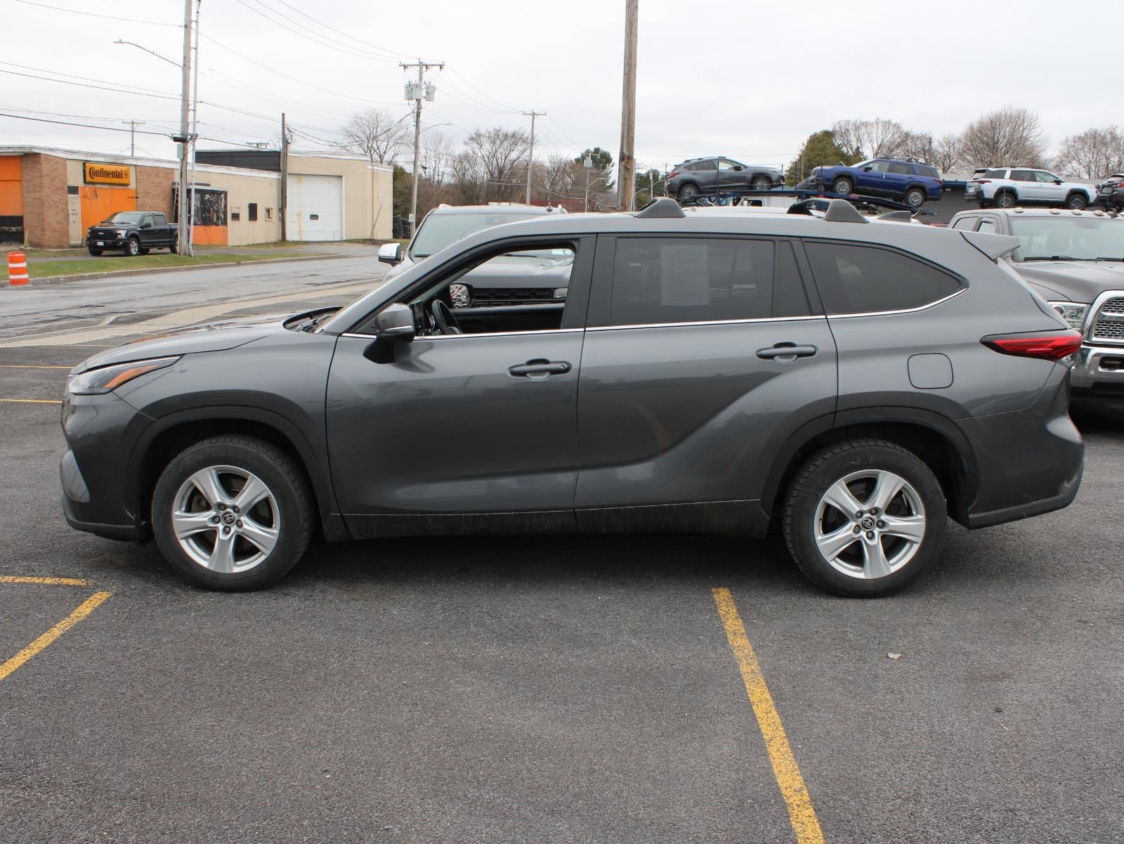 Used 2023 Toyota Highlander L FWD image 5