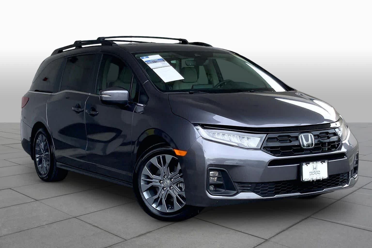 Used 2025 Honda Odyssey Touring image 3