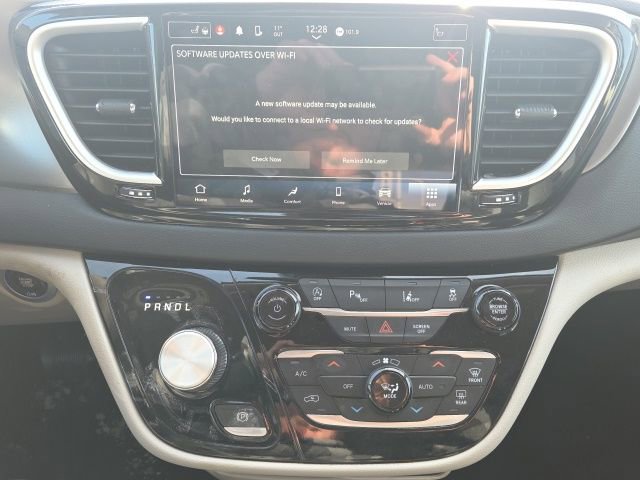 Used 2023 Chrysler Pacifica Touring-L image 27