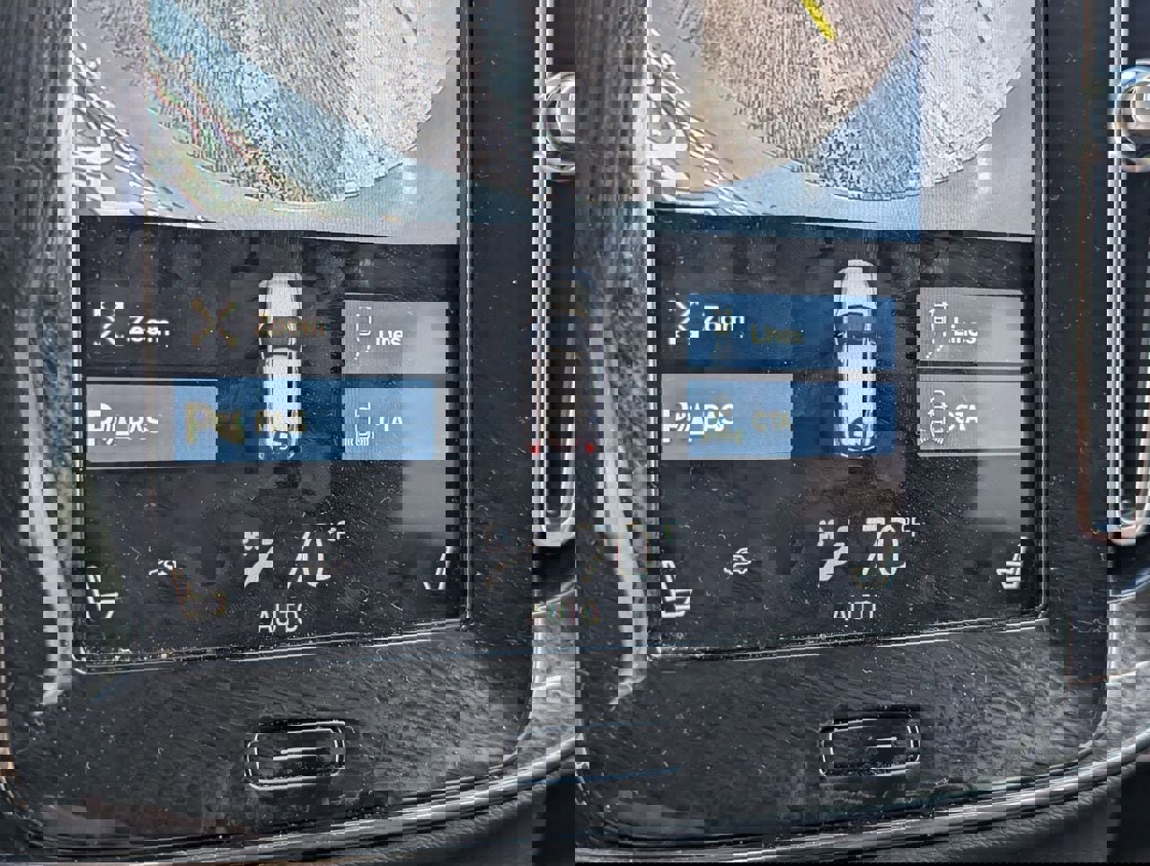 Used 2022 Volvo XC40 T4 Momentum image 15