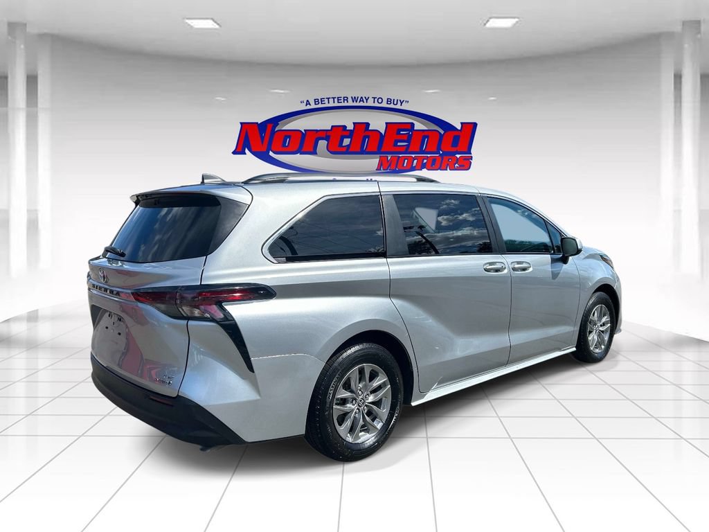 Used 2023 Toyota Sienna LE AWD/4WD image 7
