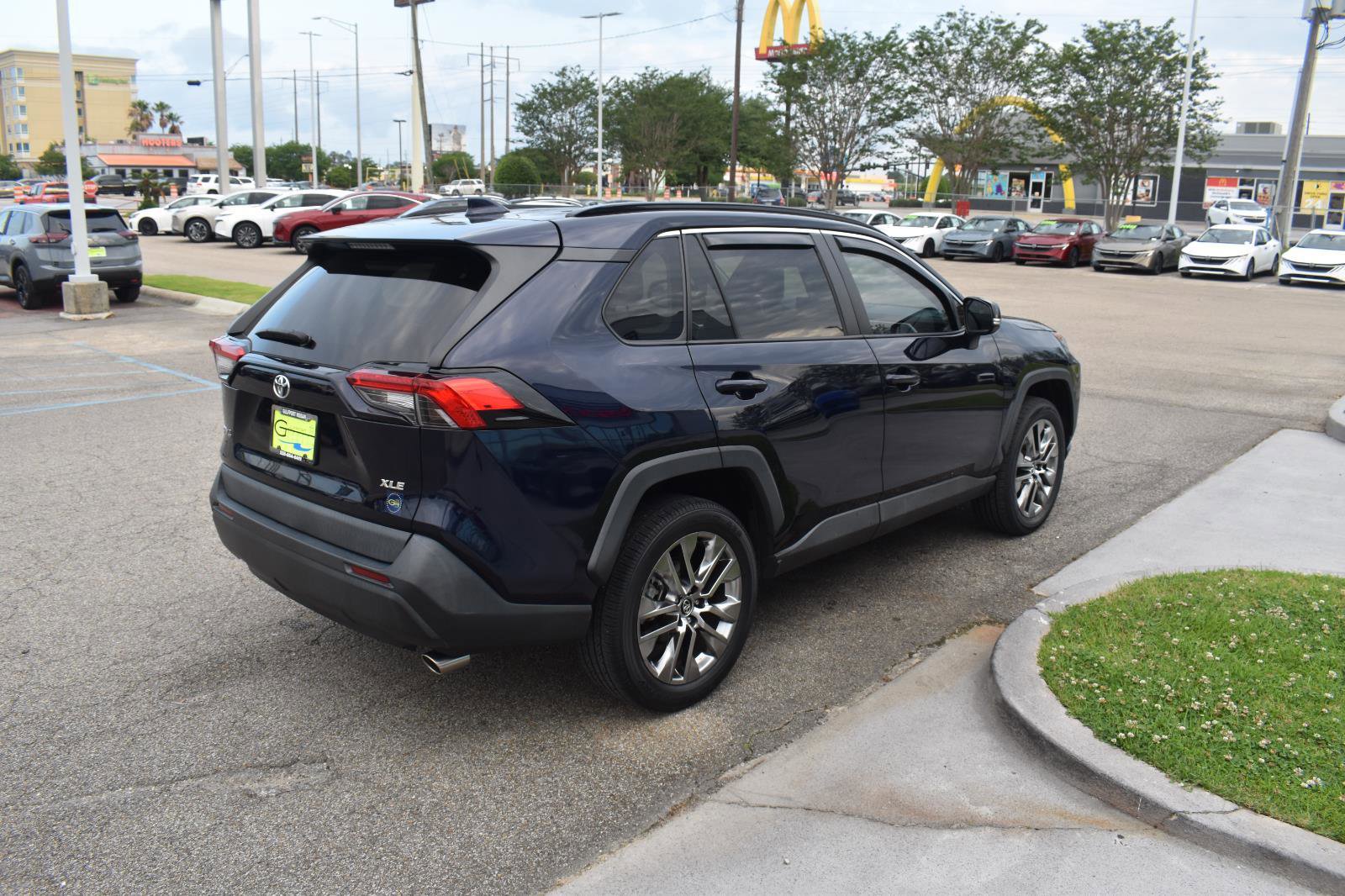 Used 2020 Toyota RAV4 XLE Premium FWD image 12
