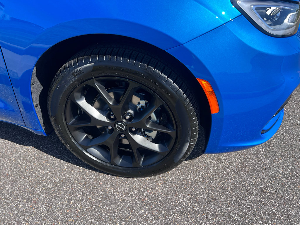 New 2026 Chrysler Pacifica Select w/ S Appearance Package FWD image 2