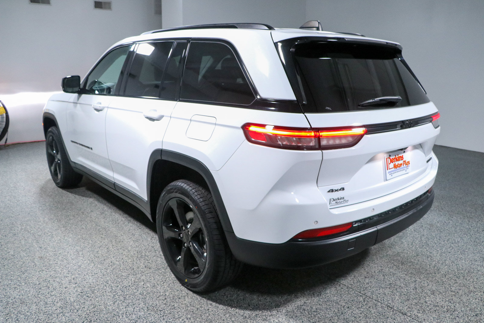 Used 2023 Jeep Grand Cherokee Limited w/ Black Appearance Package AWD/4WD image 9