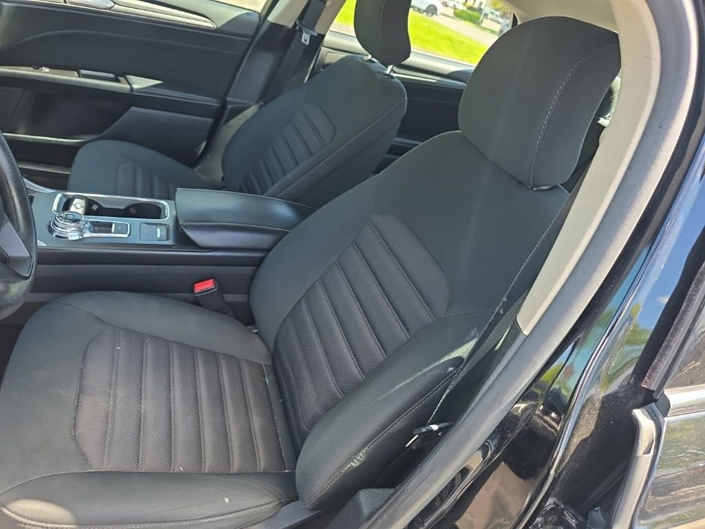Used 2017 Ford Fusion SE w/ Fusion SE Technology Package FWD image 11