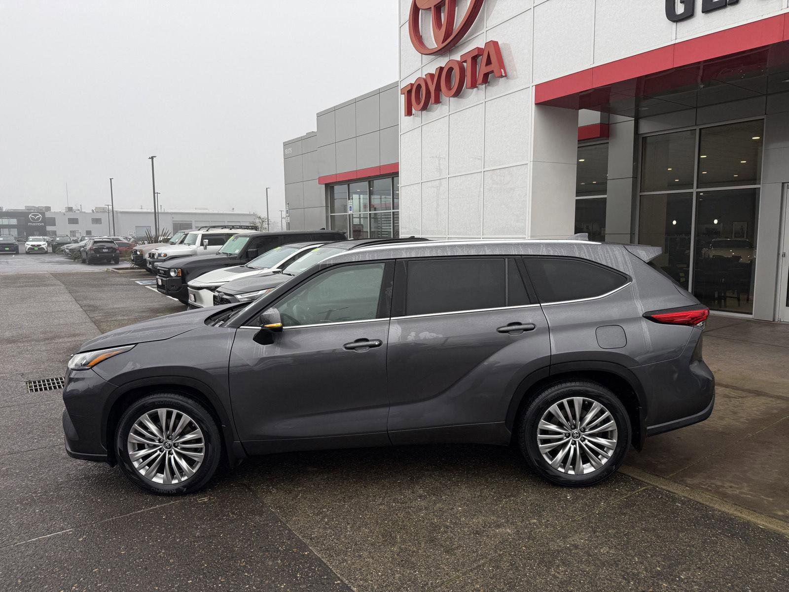 Used 2022 Toyota Highlander Platinum image 3