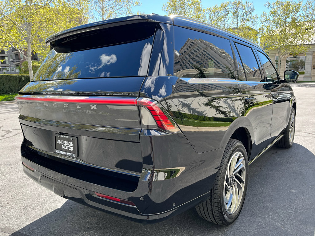 Used 2025 Lincoln Navigator Reserve image 7