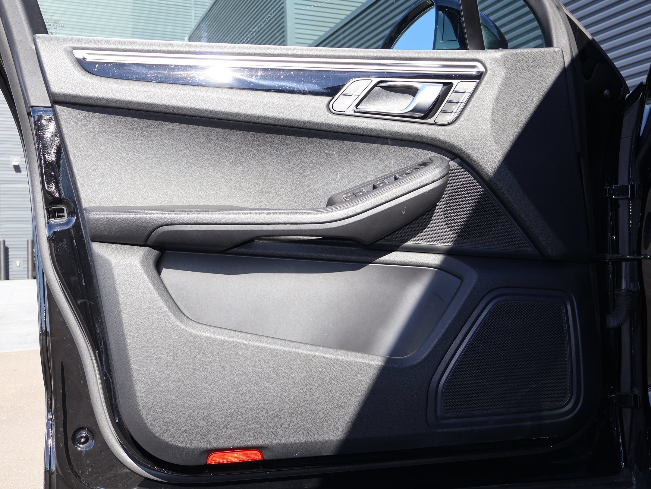 Certified 2023 Porsche Macan AWD/4WD image 14