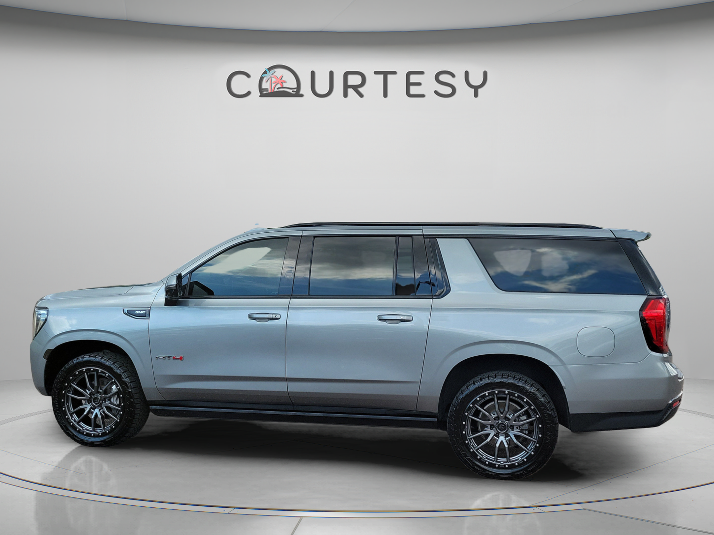 Used 2023 GMC Yukon XL AT4 w/ Technology Package AWD/4WD image 2