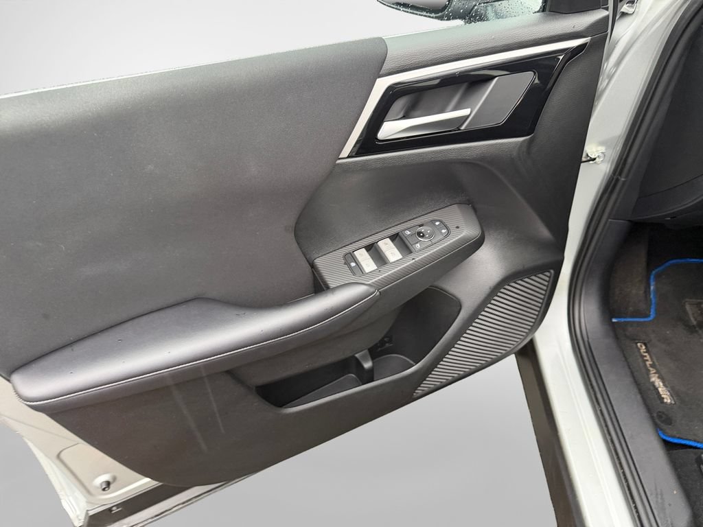 Used 2025 Mitsubishi Outlander ES AWD/4WD image 14