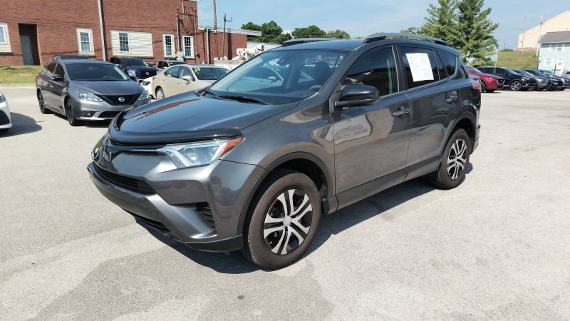 Used 2018 Toyota RAV4 LE FWD image 1