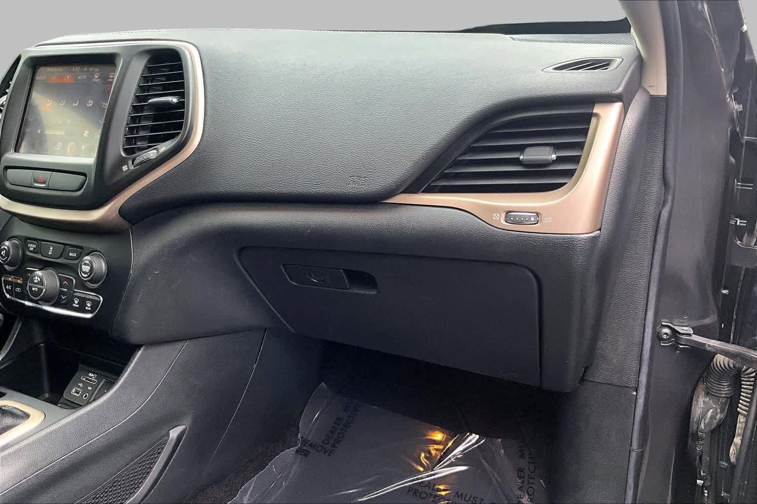 Used 2016 Jeep Cherokee Limited FWD image 19
