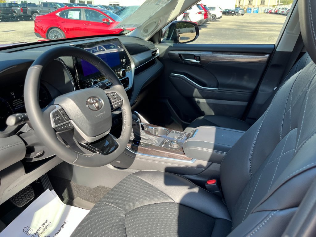 New 2026 Toyota Highlander Platinum AWD/4WD image 10