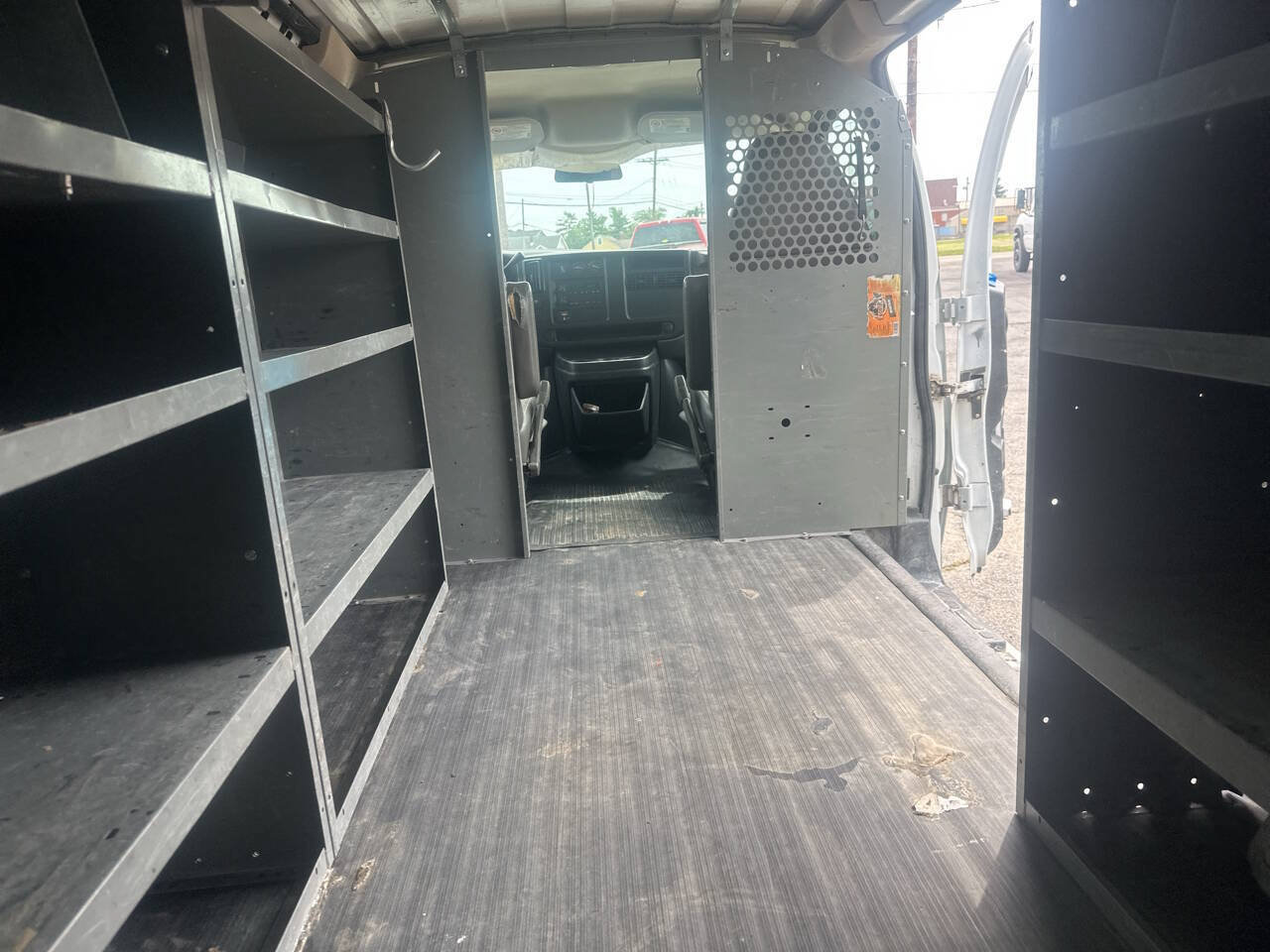 Used 2005 Chevrolet Express 2500 RWD image 21