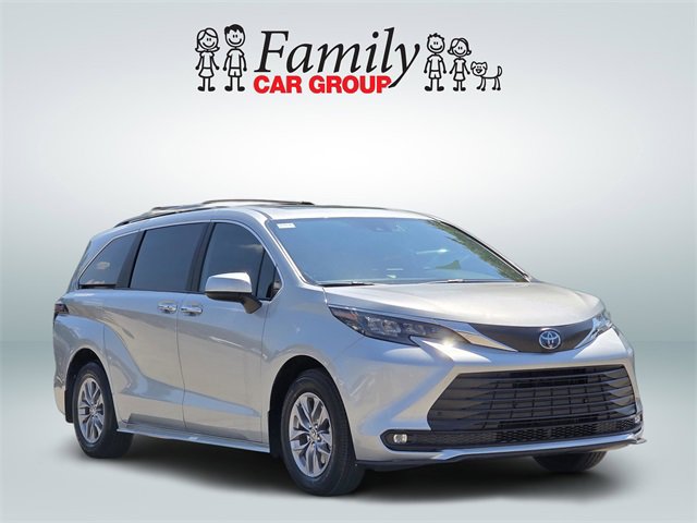 Used 2025 Toyota Sienna XLE image 2
