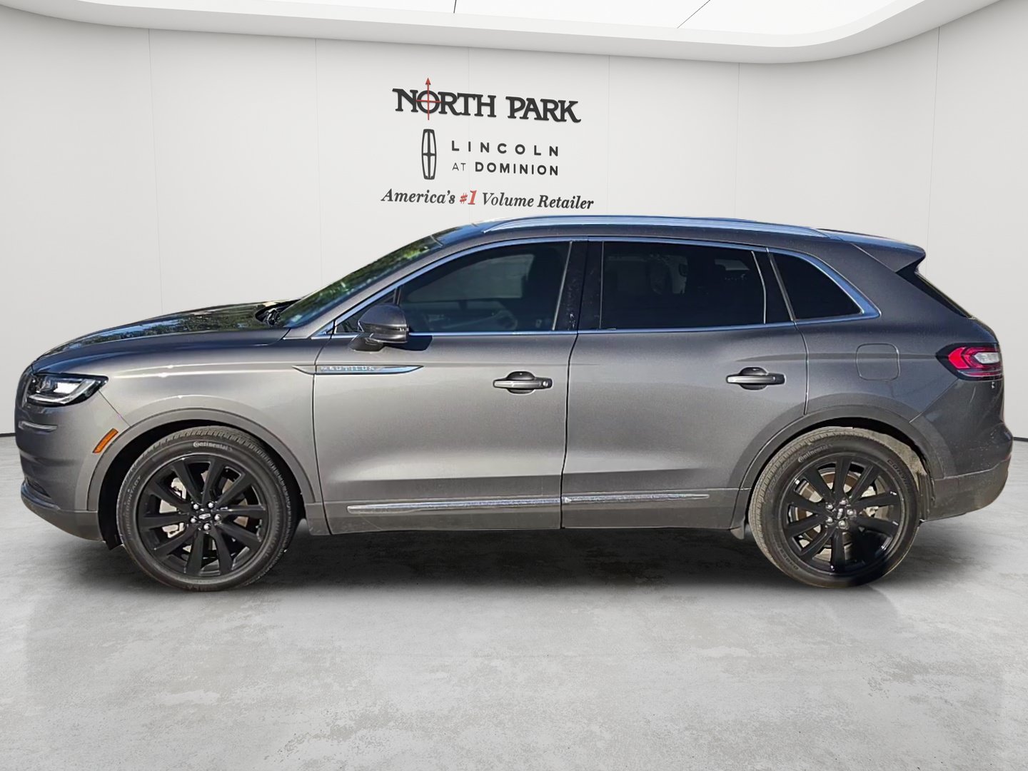 Used 2023 Lincoln Nautilus Reserve w/ Monochromatic Package AWD/4WD image 2