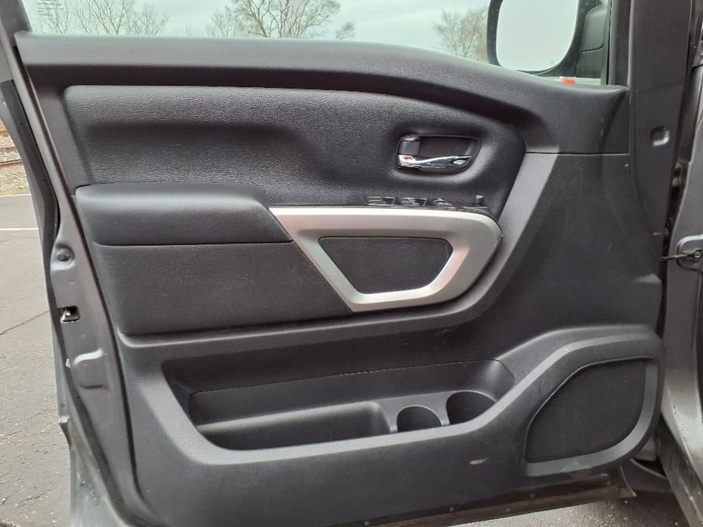 Used 2017 Nissan Titan SV image 17