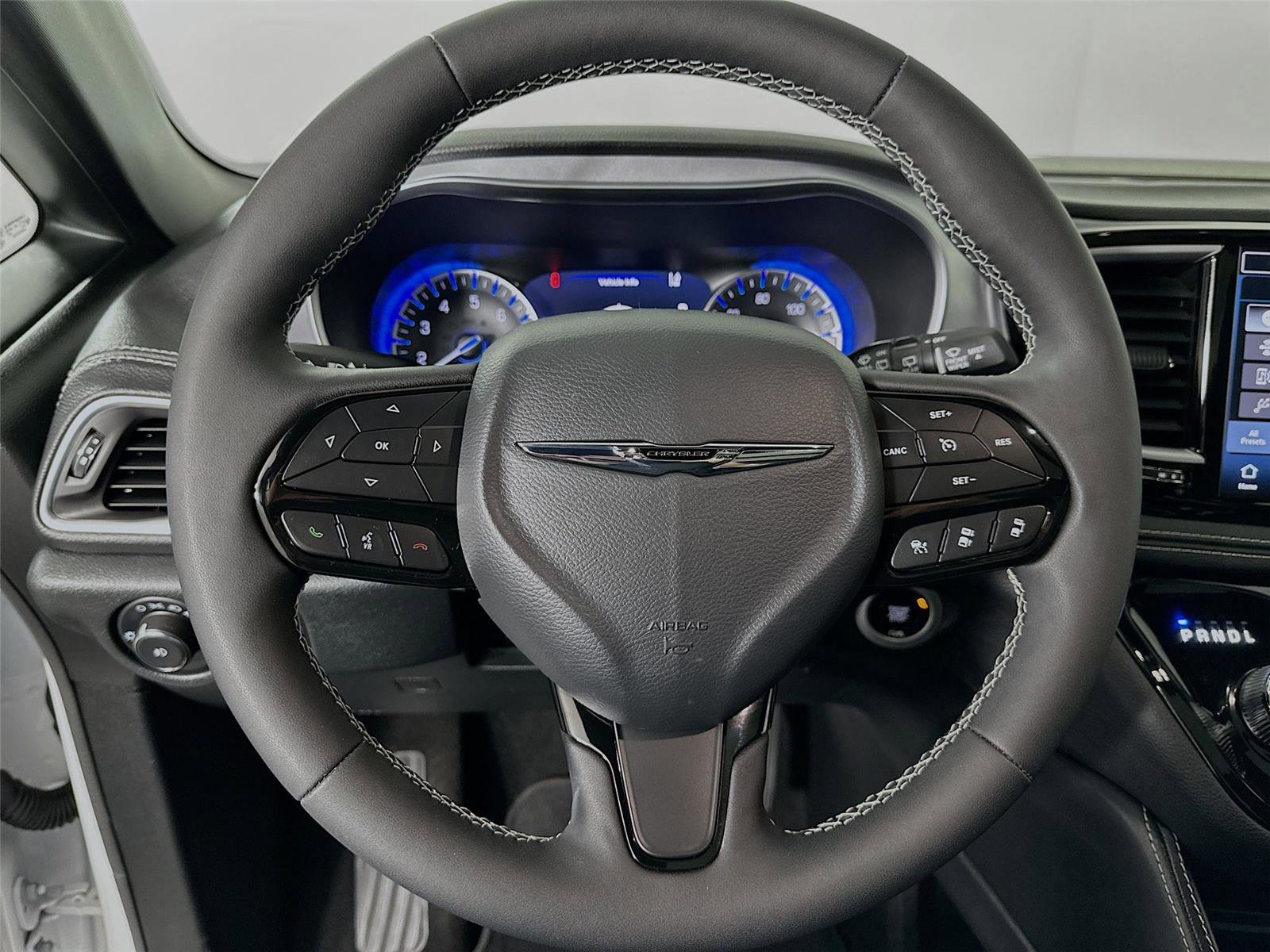 Used 2025 Chrysler Pacifica Limited image 12
