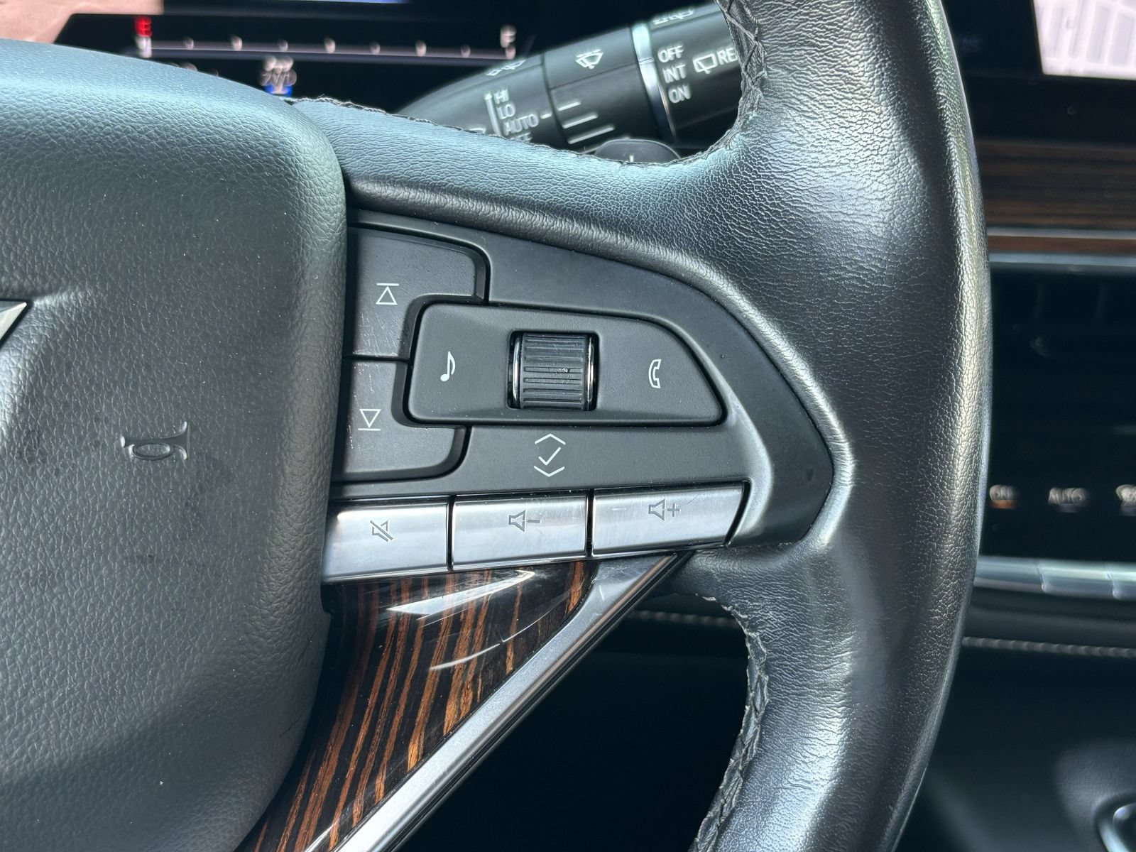 Used 2022 Cadillac Escalade Luxury AWD/4WD image 33