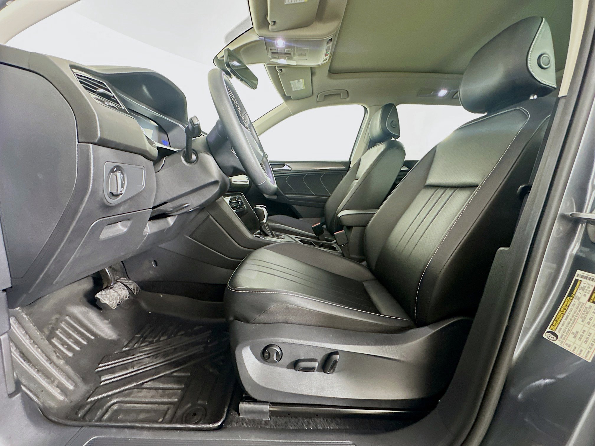 Used 2023 Volkswagen Tiguan SE w/ Panoramic Sunroof Package FWD image 13