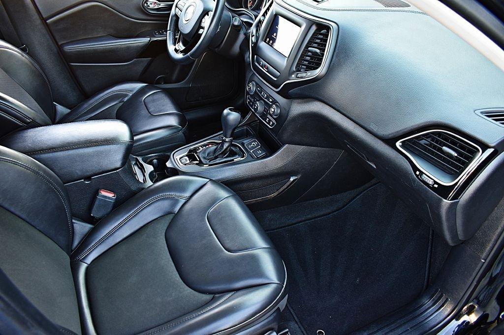 Used 2019 Jeep Cherokee Latitude Plus FWD image 19