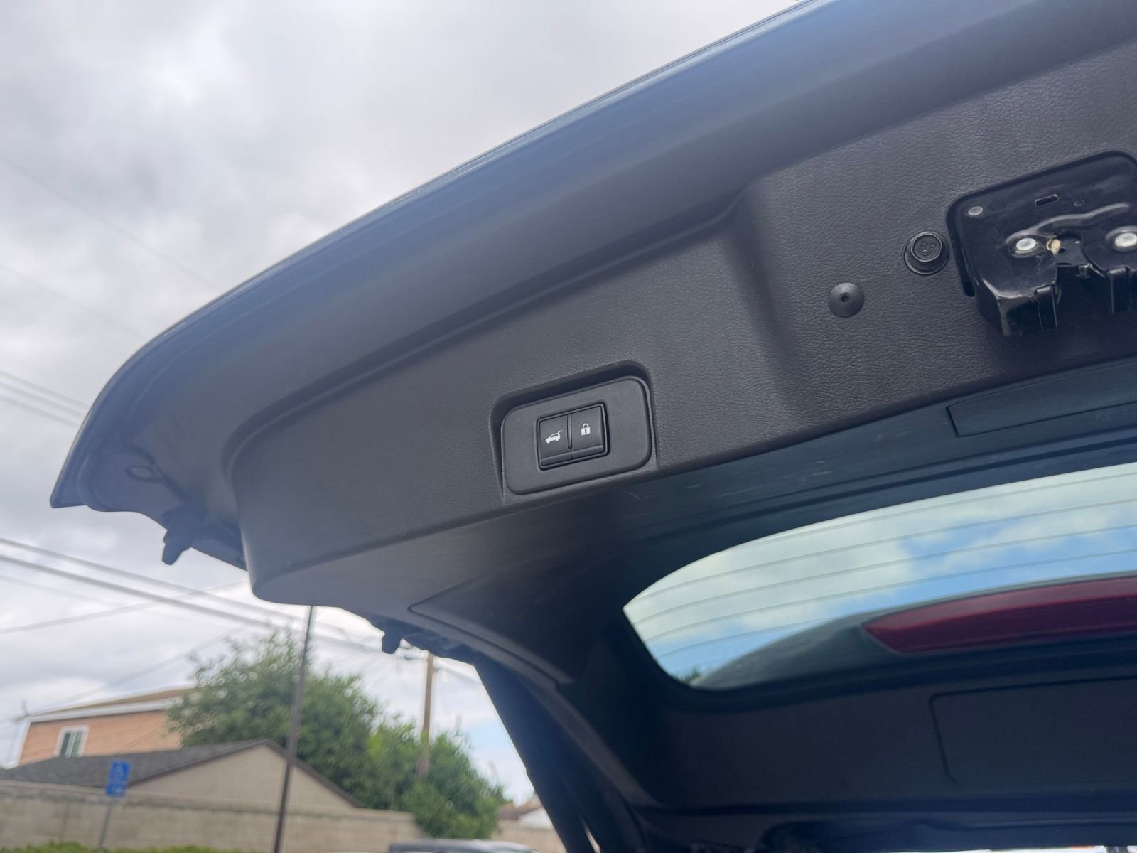 Used 2025 Nissan Rogue SV FWD image 23