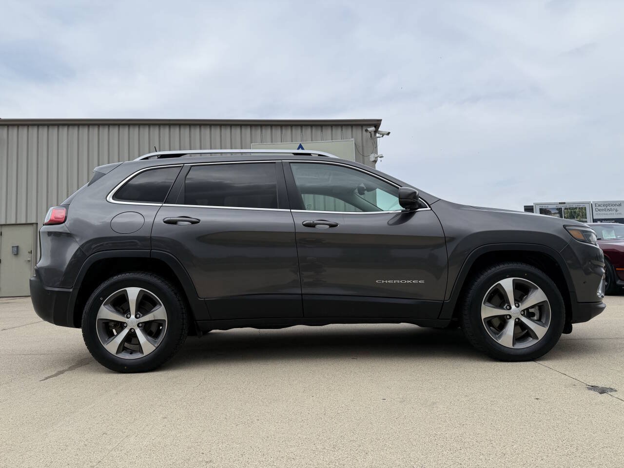 Used 2021 Jeep Cherokee Limited AWD/4WD image 29