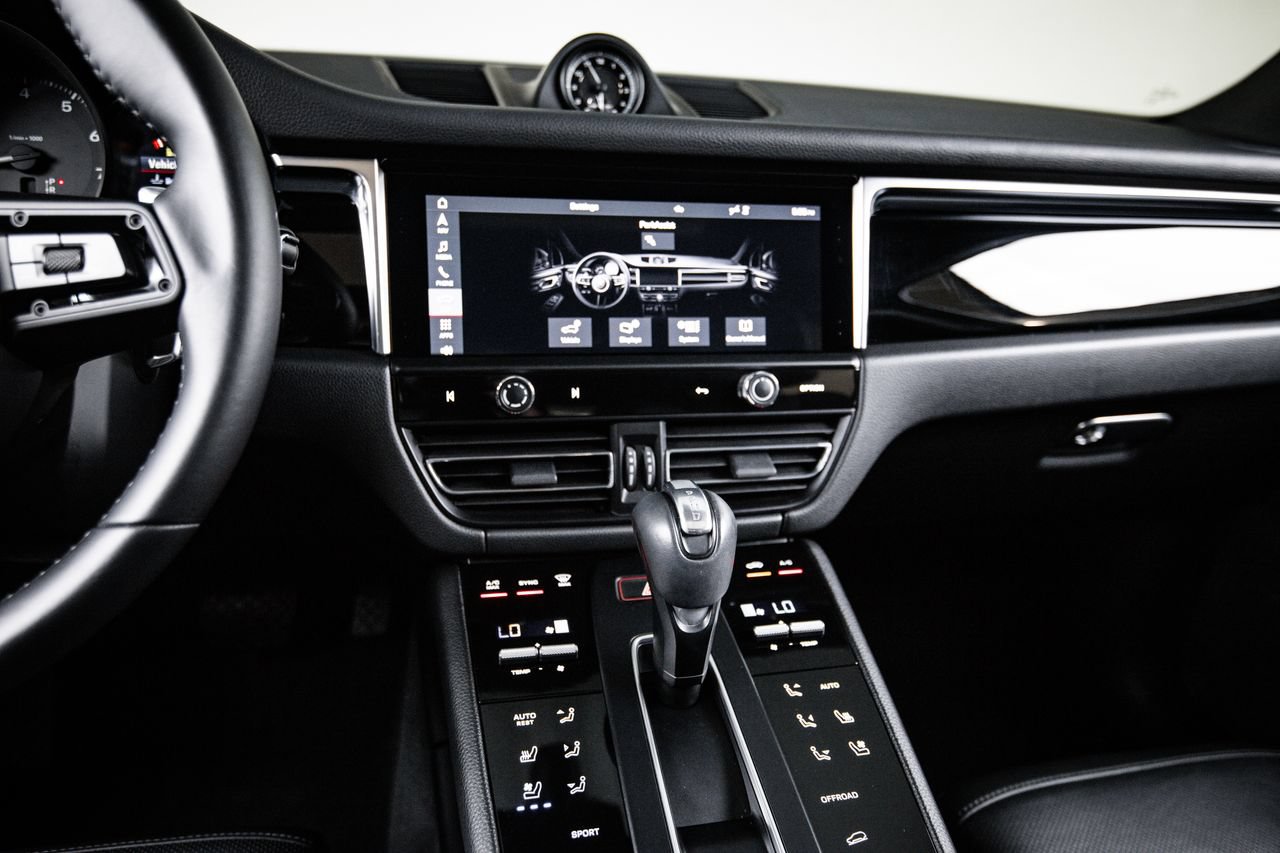 Certified 2024 Porsche Macan AWD/4WD image 19