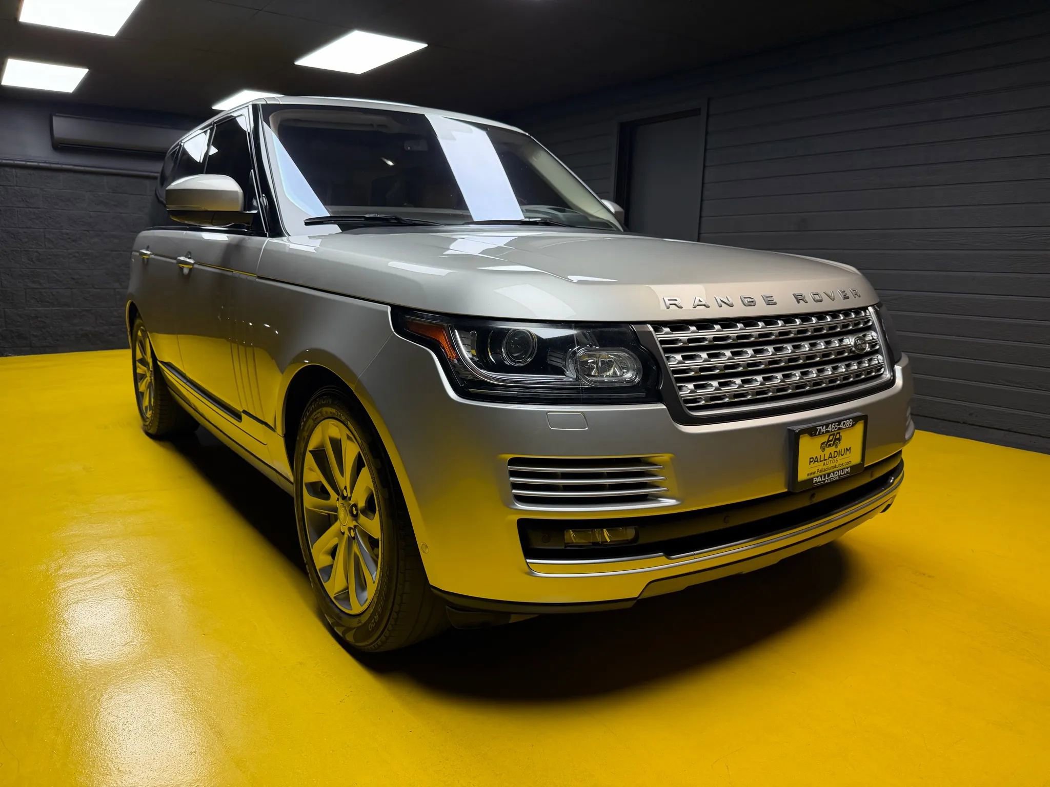 Used 2016 Land Rover Range Rover HSE image 3