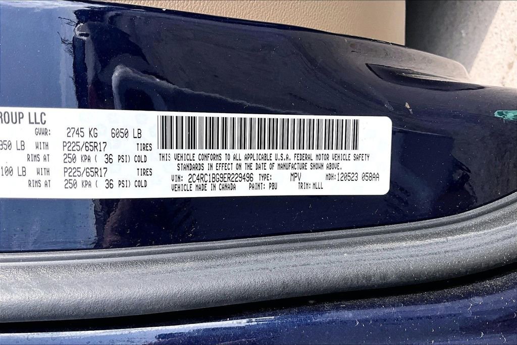 Used 2014 Chrysler Town & Country Touring FWD image 27