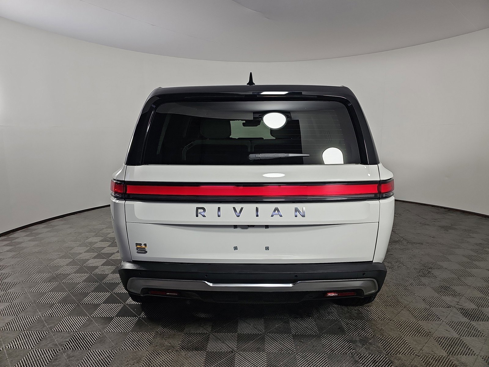 Used 2024 Rivian R1S Adventure AWD/4WD image 4