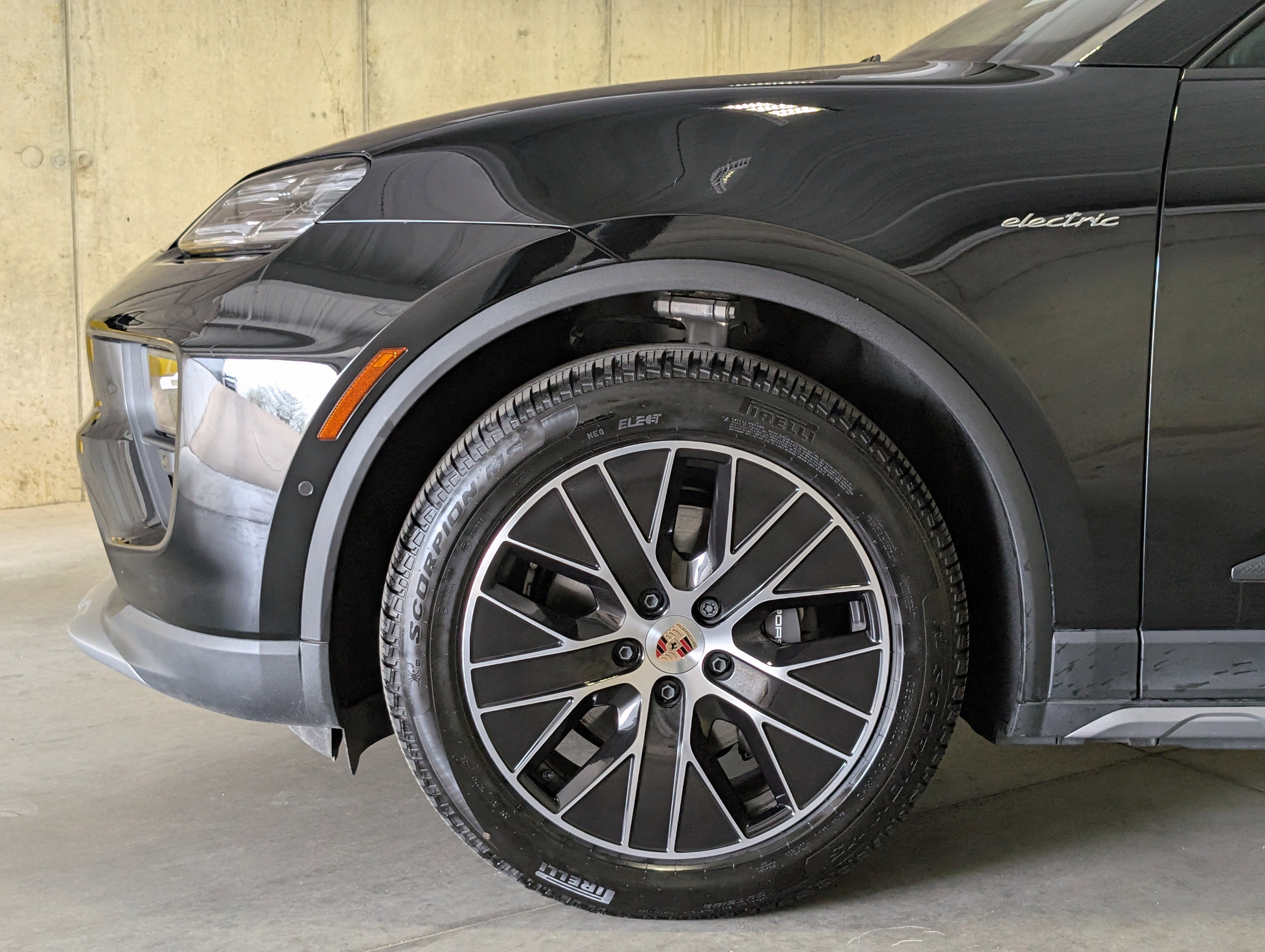 Certified 2025 Porsche Macan Electric image 14