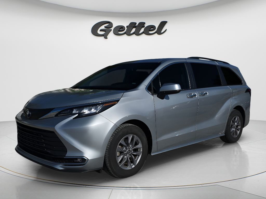 Used 2023 Toyota Sienna XLE image 1