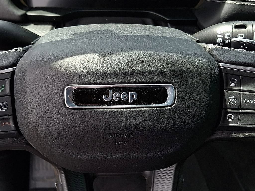 Used 2025 Jeep Grand Cherokee Altitude RWD image 30