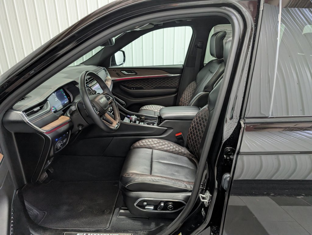 Used 2022 Jeep Grand Cherokee Summit AWD/4WD image 16